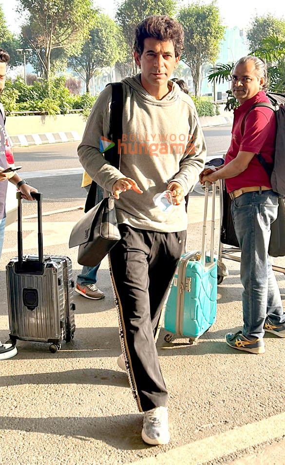 photos sonakshi sinha and sunil grover snapped at the airport 4
