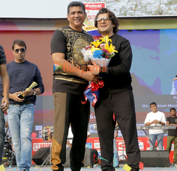 photos sunil grover sonu nigam bhoomi trivedi and other celebs snapped at malad masti event 2