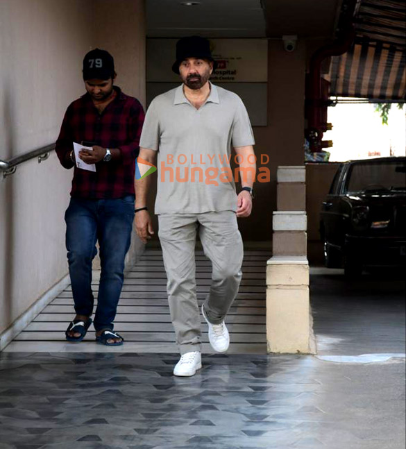 photos sunny deol and dimple kapadia spotted outside an eye clinic in bandra 5
