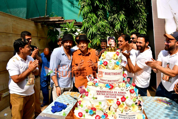 photos sunny deol celebrates dharmendras 88th birthday at his house 2