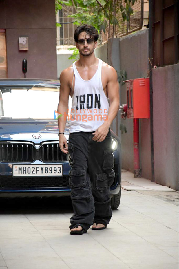 Photos: Tiger Shroff spotted outside a clinic in Khar Photos: Tiger Shroff spotted outside a clinic in Khar