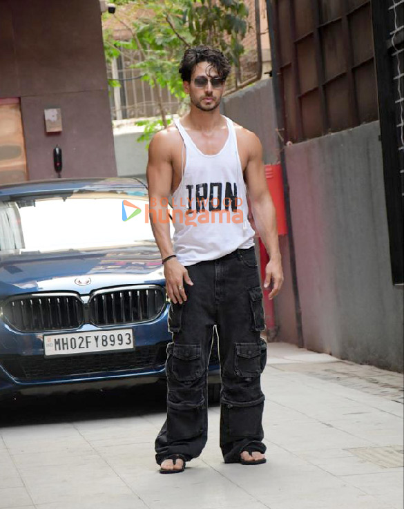 photos tiger shroff spotted outside a clinic in khar 4