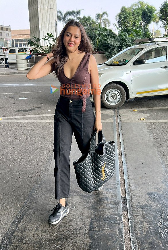 photos twinkle khanna dimple kapadia and others snapped at the airport 5