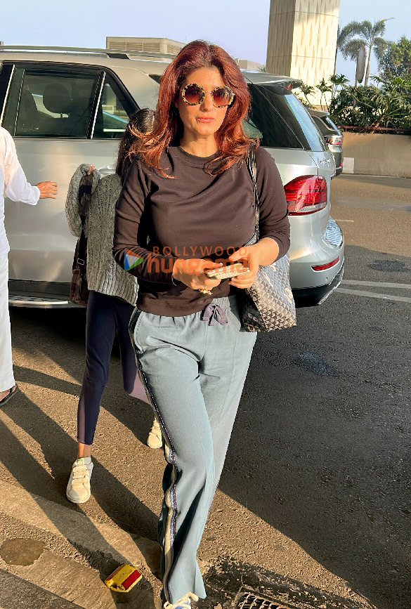 Photos Twinkle Khanna, Dimple Kapadia and others snapped at the airport ...