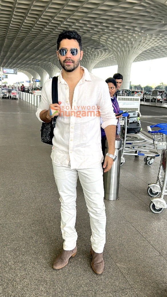 photos twinkle khanna dimple kapadia and others snapped at the airport 7