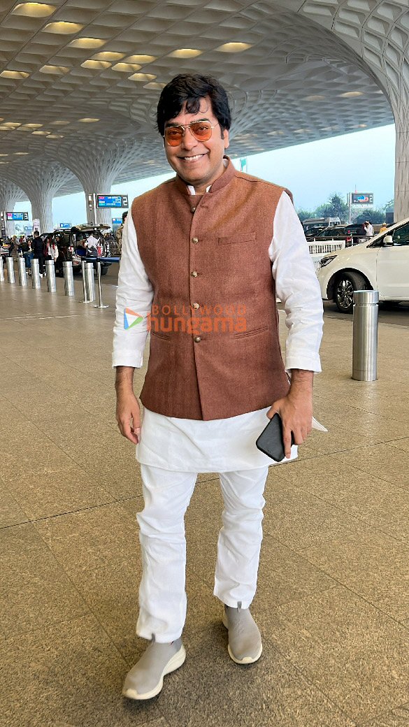 photos urvashi rautela vaani kapoor bobby deol and others snapped at the airport 4