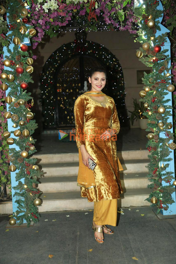 photos urvashi rautela snapped in juhu 4 18