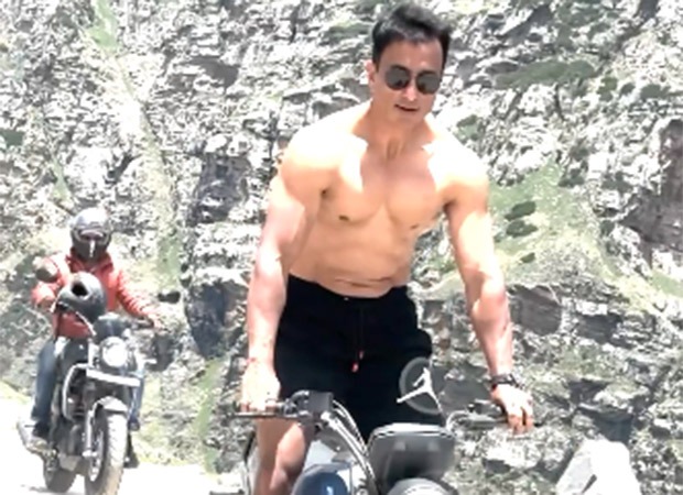 Sonu Sood goes shirtless for a bike ride as he shoots Fateh, watch video : Bollywood News