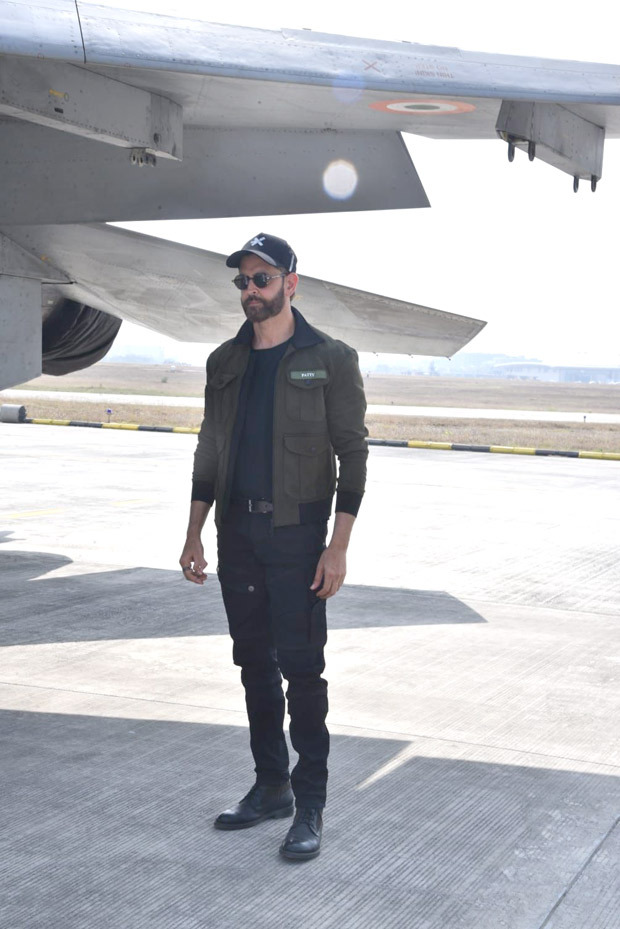 Fighter duo Hrithik Roshan and Anil Kapoor strike a pose with IAF officers at Pune Air Force Station, see photos