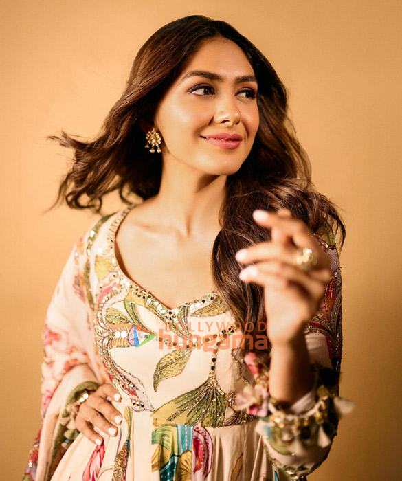mrunal thakur 4 77