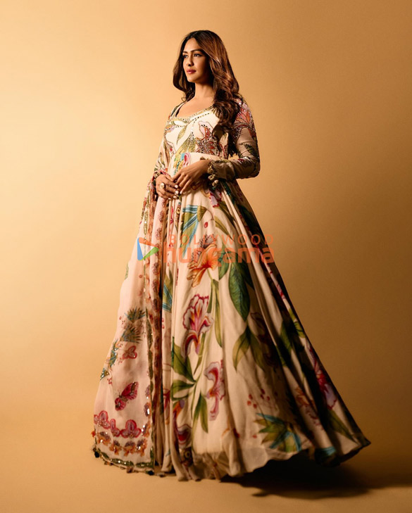 mrunal thakur 6 32