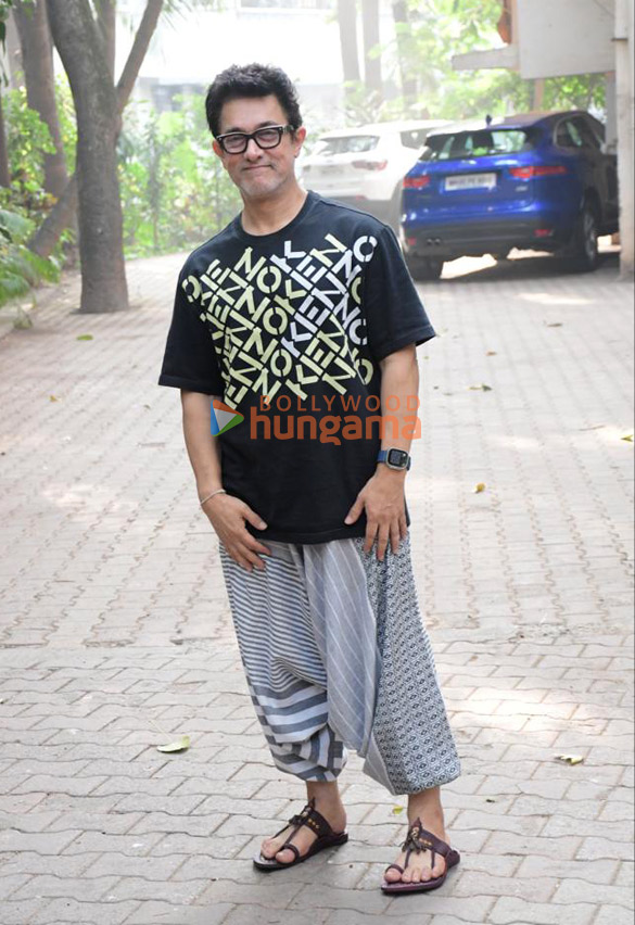 photos aamir khan snapped outside his residence in bandra 2