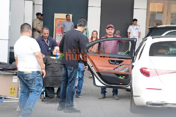 photos ajay devgn snapped with family at kalina airport 6