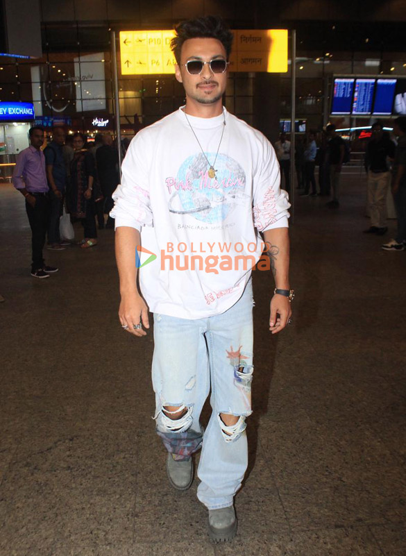 photos ananya panday kriti sanon nupur sanon and others snapped at the airport 990 1