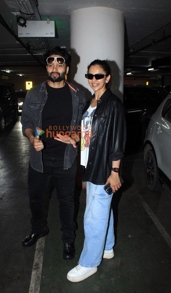 photos bhumi pednekar rakul preet singh jackky bhagnani and others snapped at the airport 2