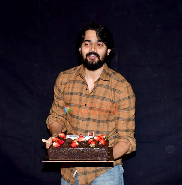 photos bhuvan bam celebrated his birthday in front of the media 1