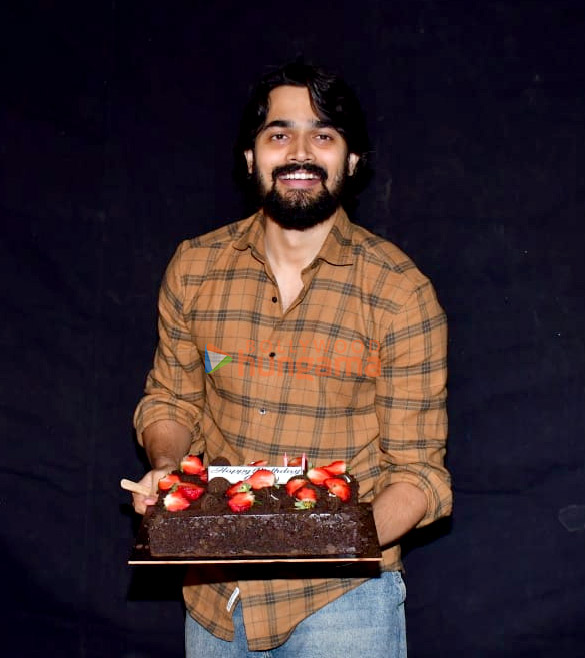 Photos: Bhuvan Bam celebrated his birthday in front of the media Photos: Bhuvan Bam celebrated his birthday in front of the media