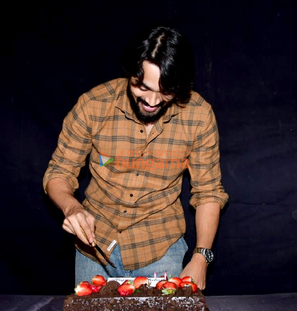 photos bhuvan bam celebrated his birthday in front of the media 4