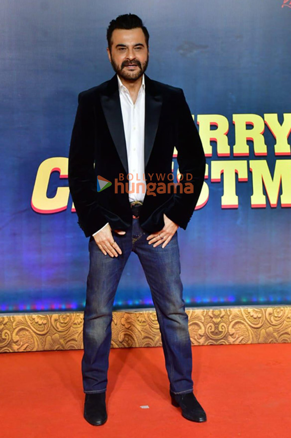 photos celebs grace the premiere of merry christmas more 1