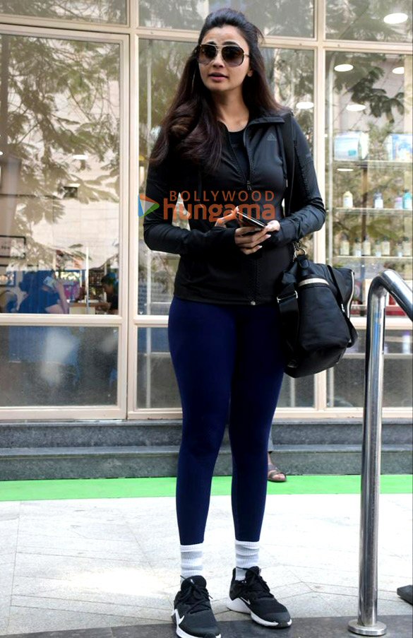 Photos: Daisy Shah spotted outside a salon in Bandra Photos: Daisy Shah spotted outside a salon in Bandra