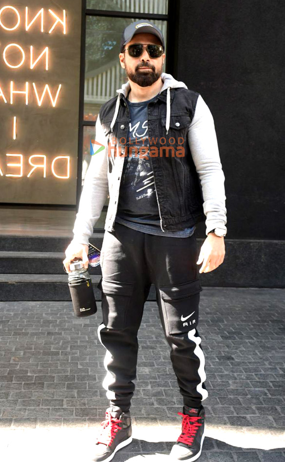 photos emraan hashmi snapped outside excel office in khar 2