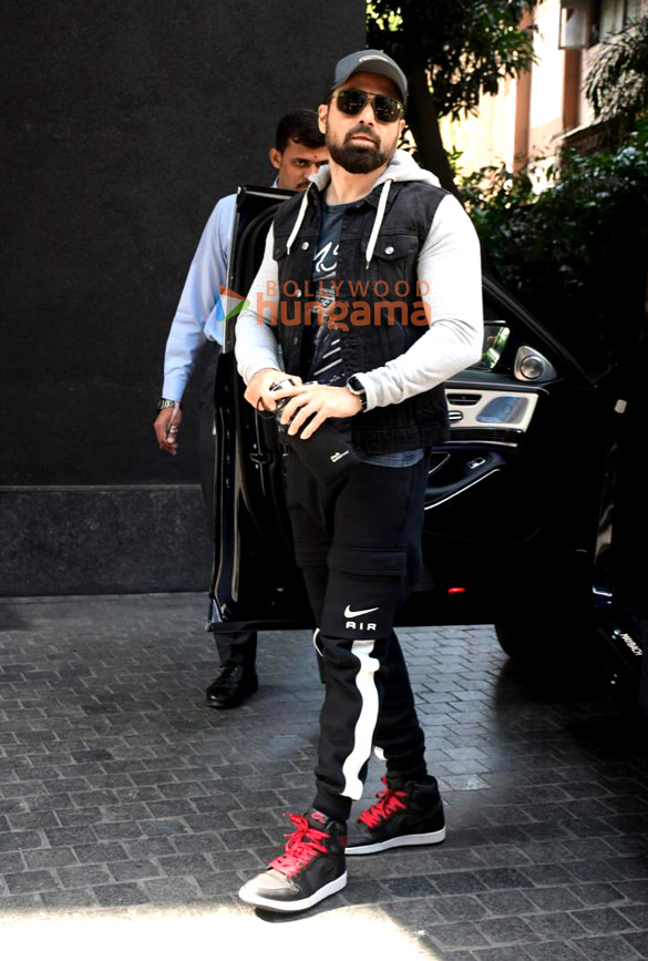 photos emraan hashmi snapped outside excel office in khar 4