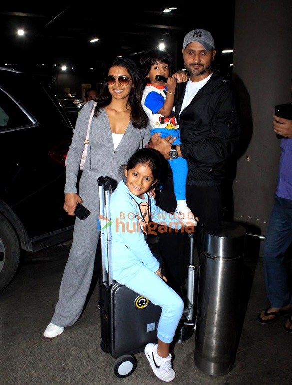 photos hrithik roshan saba azad and others snapped at the airport 2