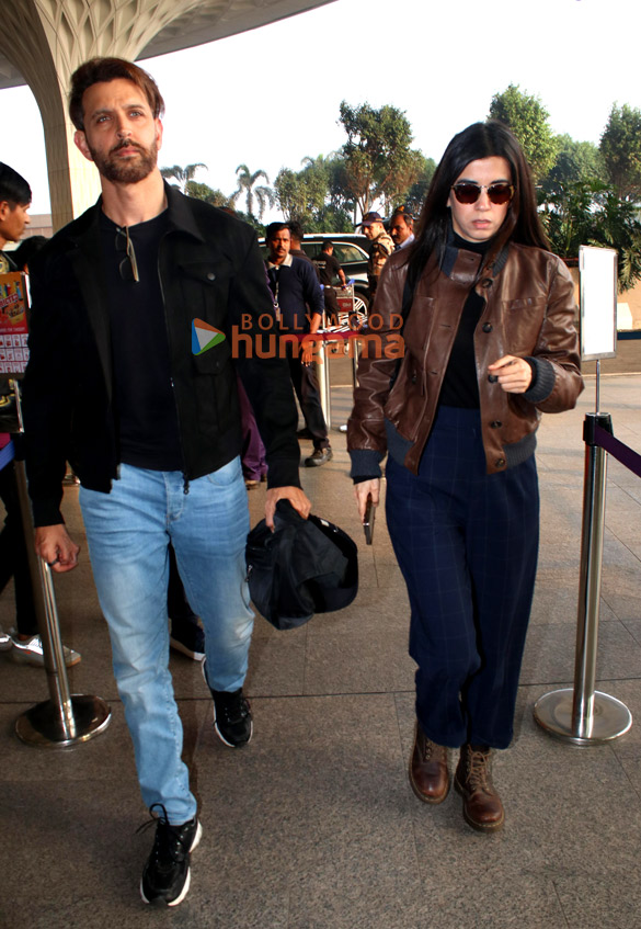 photos hrithik roshan and saba azad snapped at the airport 1