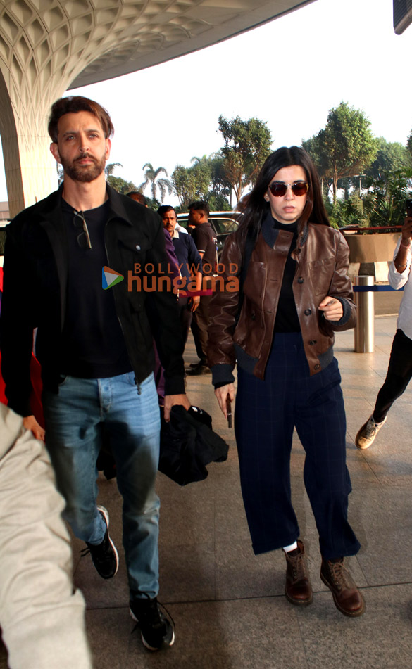 photos hrithik roshan and saba azad snapped at the airport 4