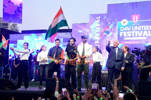 Photos: Hrithik Roshan and team of Fighter snapped at Dav College Photos: Hrithik Roshan and team of Fighter snapped at Dav College