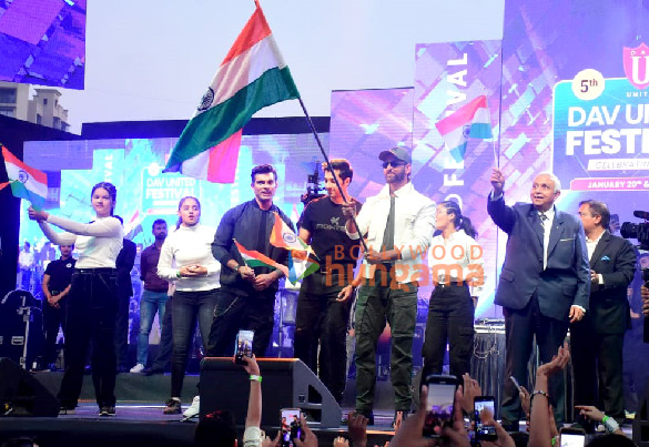 photos hrithik roshan and team of fighter snapped at dav college 3