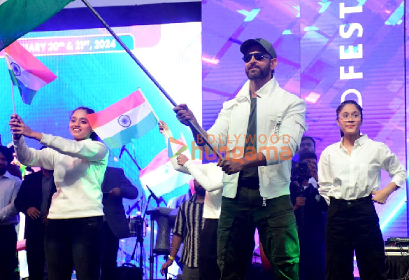 photos hrithik roshan and team of fighter snapped at dav college 4