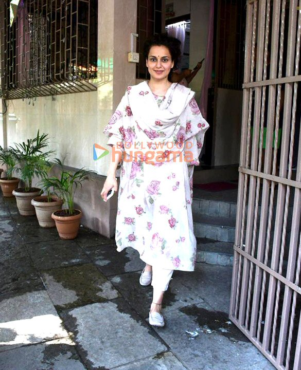 Photos: Kangana Ranaut spotted outside a dubbing studio in Bandra Photos: Kangana Ranaut spotted outside a dubbing studio in Bandra