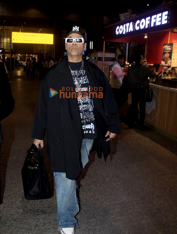 photos karan johar snapped at the airport 4