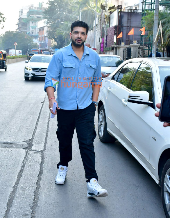 photos karan kundrra snapped in juhu 4