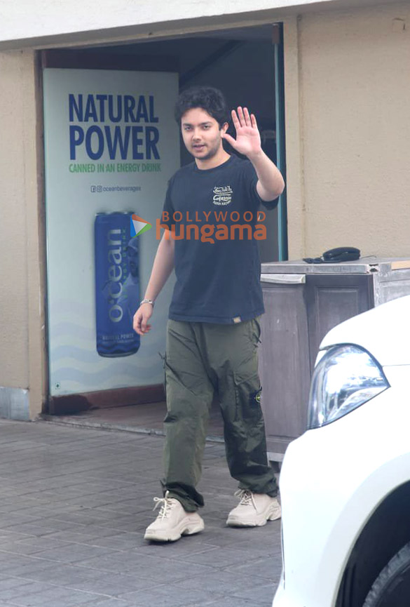 photos kareena kapoor khan karishma kapoor and others spotted at amrita aroras house 009 1