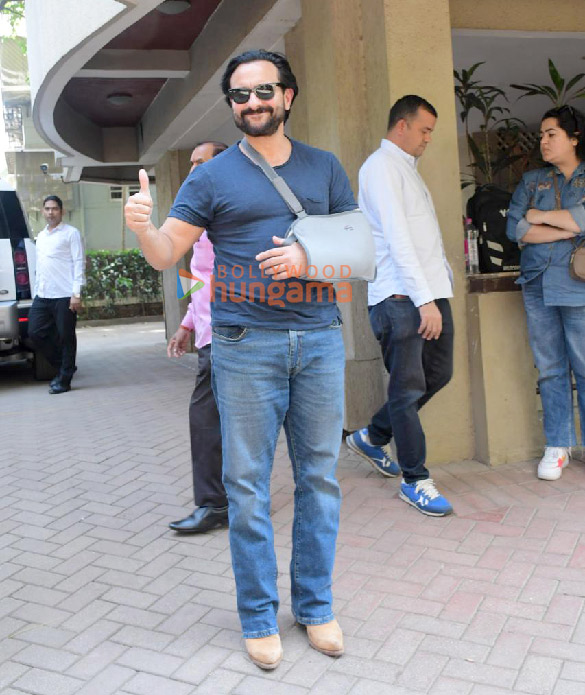 photos kareena kapoor khan accompanies saif ali khan as he returns home post surgery 4