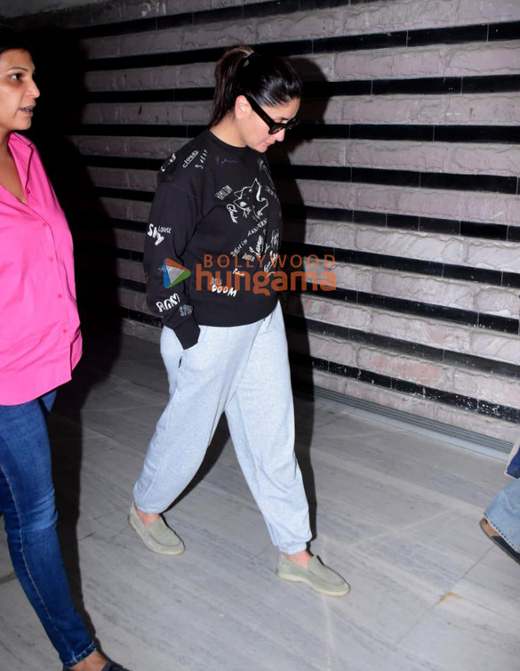 photos kareena kapoor khan snapped in bandra 2 24