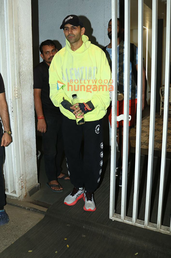 photos kartik aaryan snapped outside the gym in juhu 1 3