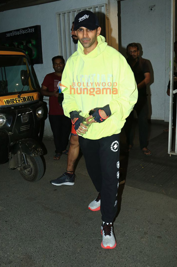 Photos: Kartik Aaryan snapped outside the gym in Juhu Photos: Kartik Aaryan snapped outside the gym in Juhu