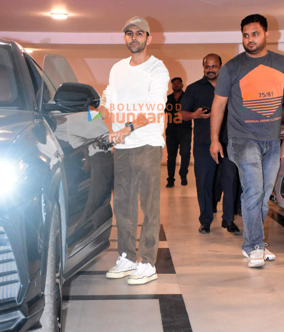 photos kartik aryan snapped at karan johars house in bandra 2