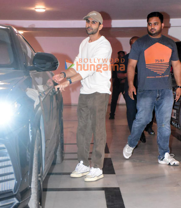 photos kartik aryan snapped at karan johars house in bandra 3