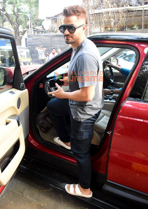 photos kunal khemu snapped in bandra 3