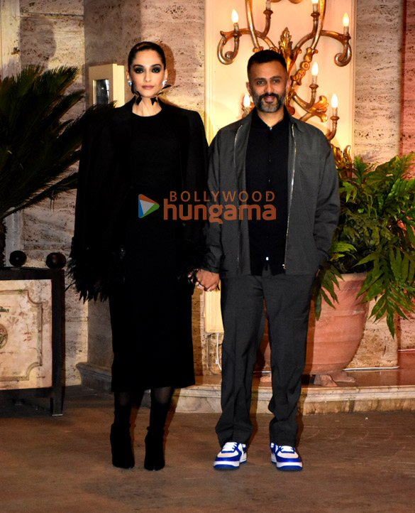 Photos Malaika Arora, Sonam Kapoor Ahuja, Anand Ahuja and others snapped at a party hosted for Jonas Brothers in Mumbai (3)
