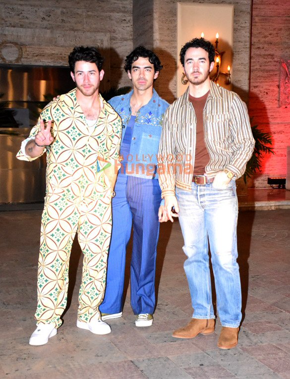 photos malaika arora sonam kapoor ahuja anand ahuja and others snapped at a party hosted for jonas brothers in mumbai 6