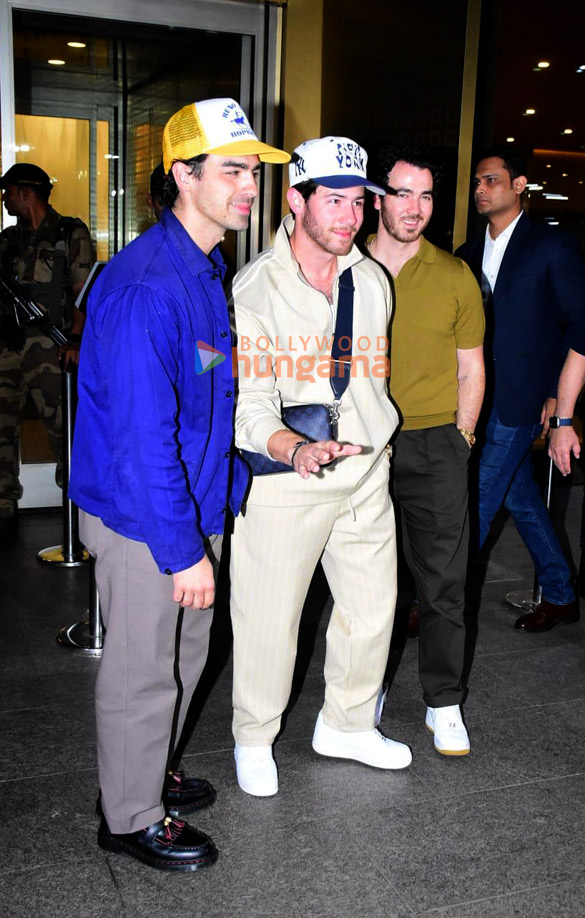 photos nick jonas joe jonas kevin jonas snapped at mumbai airport ahead of jonas brothers concert 2