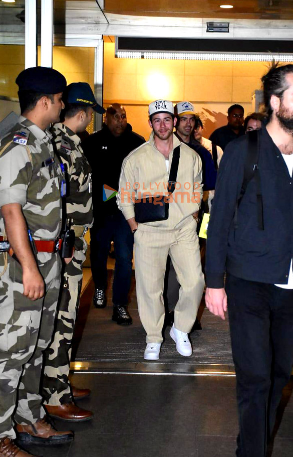 photos nick jonas joe jonas kevin jonas snapped at mumbai airport ahead of jonas brothers concert 5