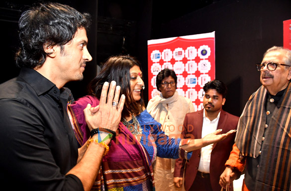 Photos Prasoon Joshi, Subhash Ghai and Hema Malini among others snapped at the launch of Gulzar’s biography! (13)