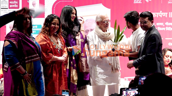photos prasoon joshi subhash ghai and hema malini among others snapped at the launch of gulzars biography 5