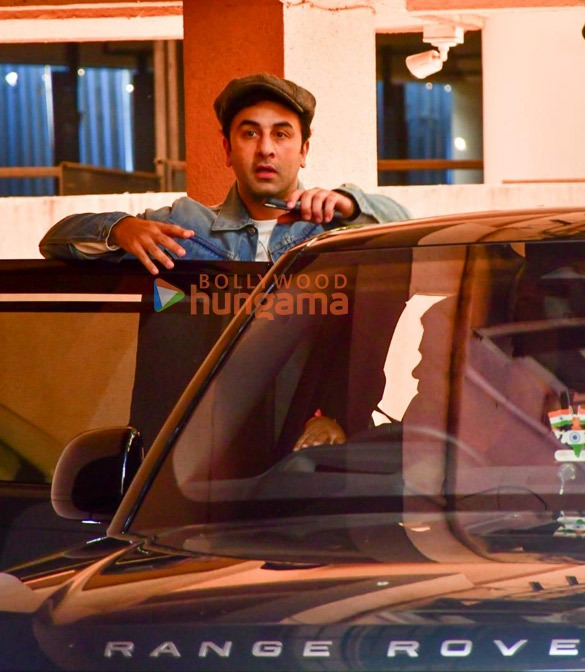photos ranbir kapoor snapped at sanjay leela bhansalis office in juhu 3